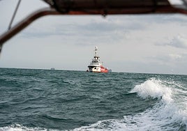 Un barco participa en las labores de búsqueda de víctimas tras la DANA.