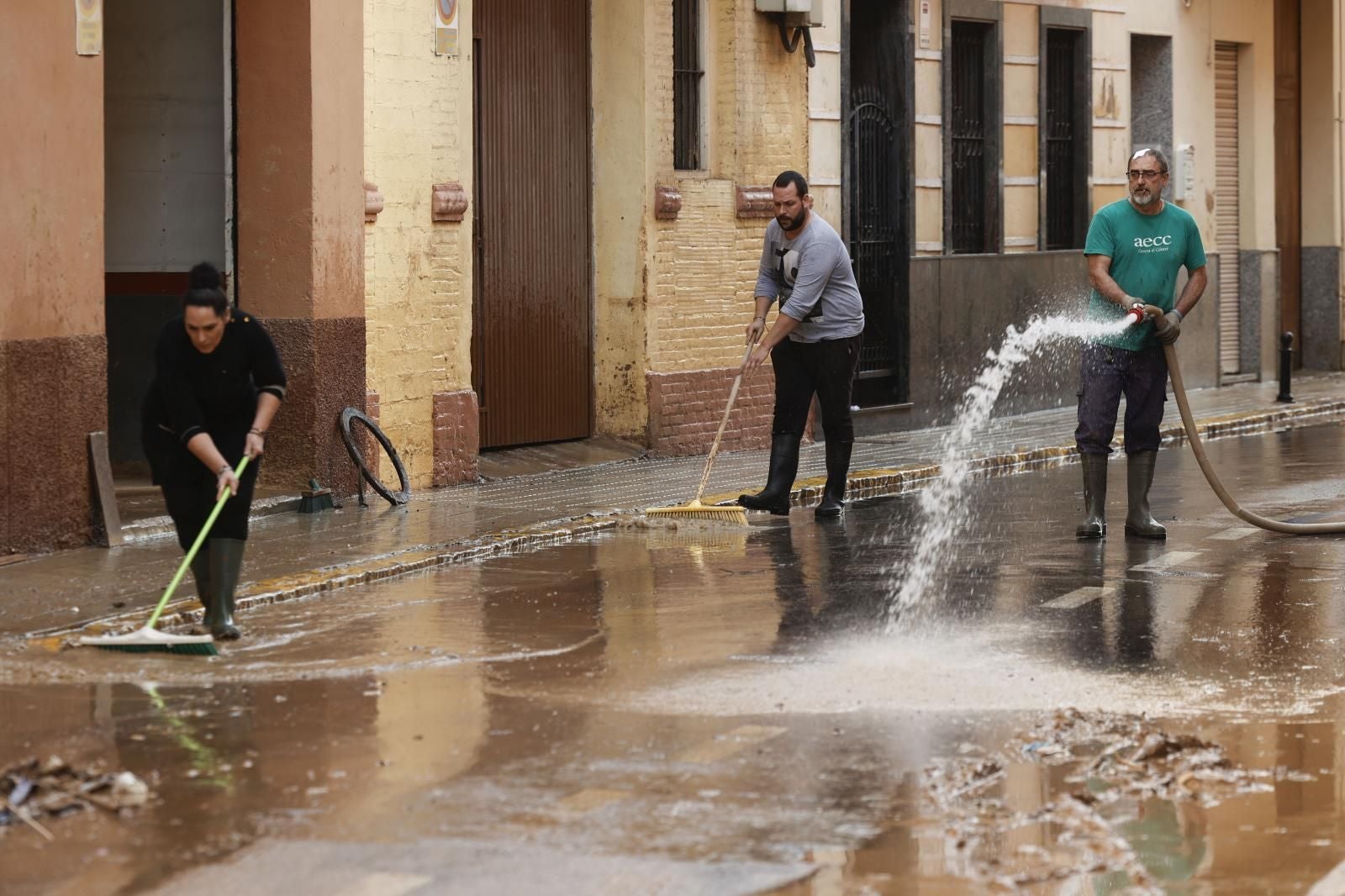 Paiporta lucha contra el barro de la DANA