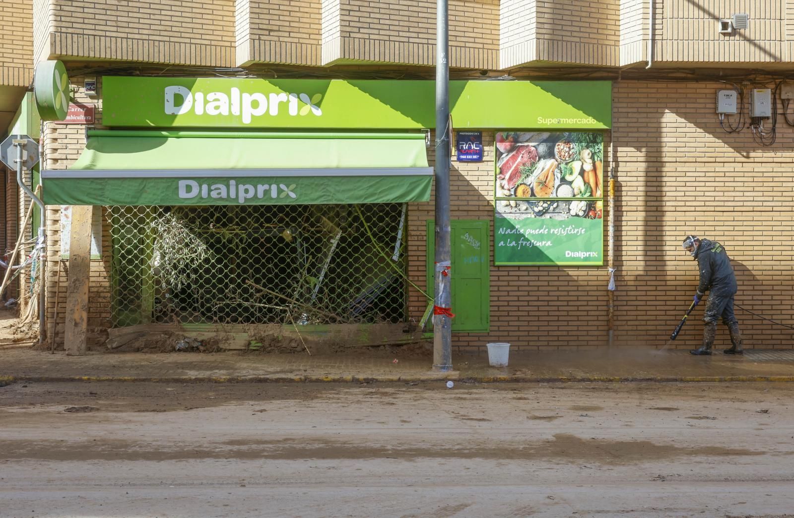 Paiporta lucha contra el barro de la DANA