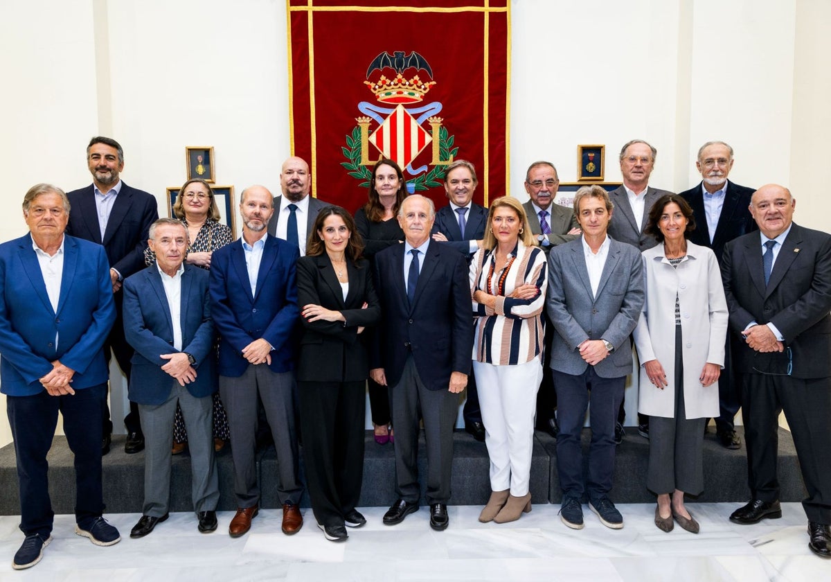 Comisiión ejecutiva de Casa Caridad, con Luis Miralles en el centro de la imagen.