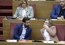 José Muñoz, junto a la portavoz adjunta, María José Salvador.