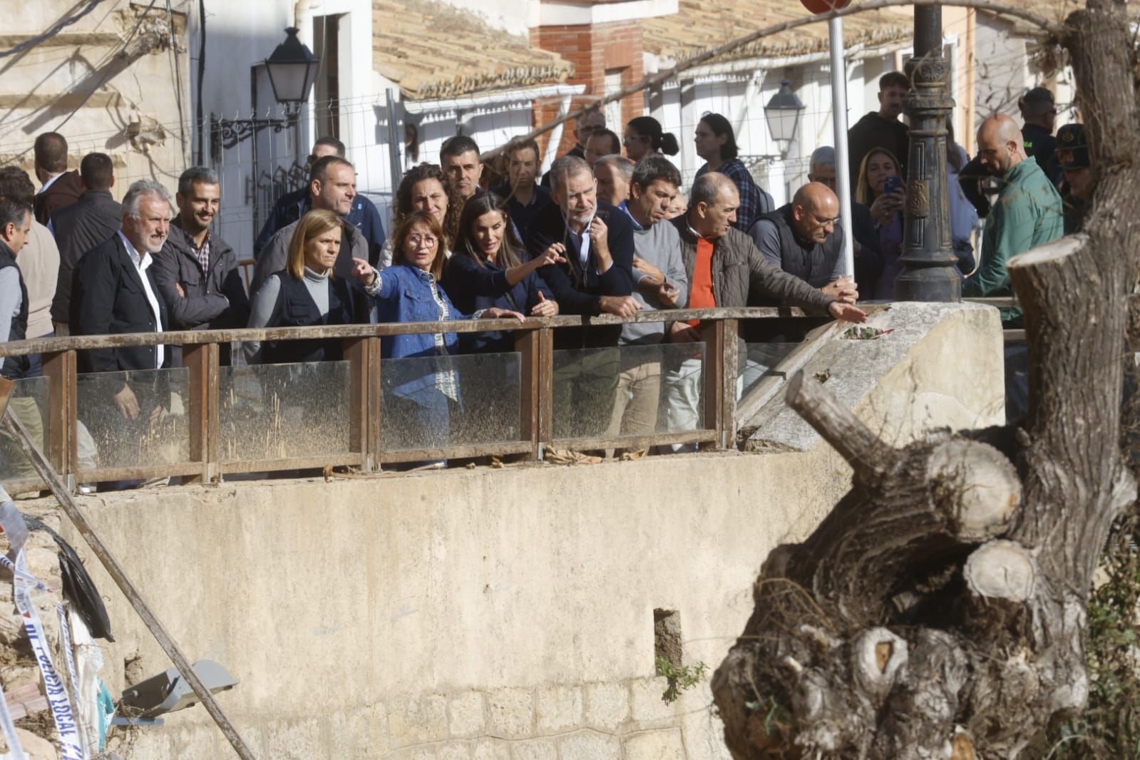 Los Reyes visitan Chiva y se reunen con los voluntarios y afectados