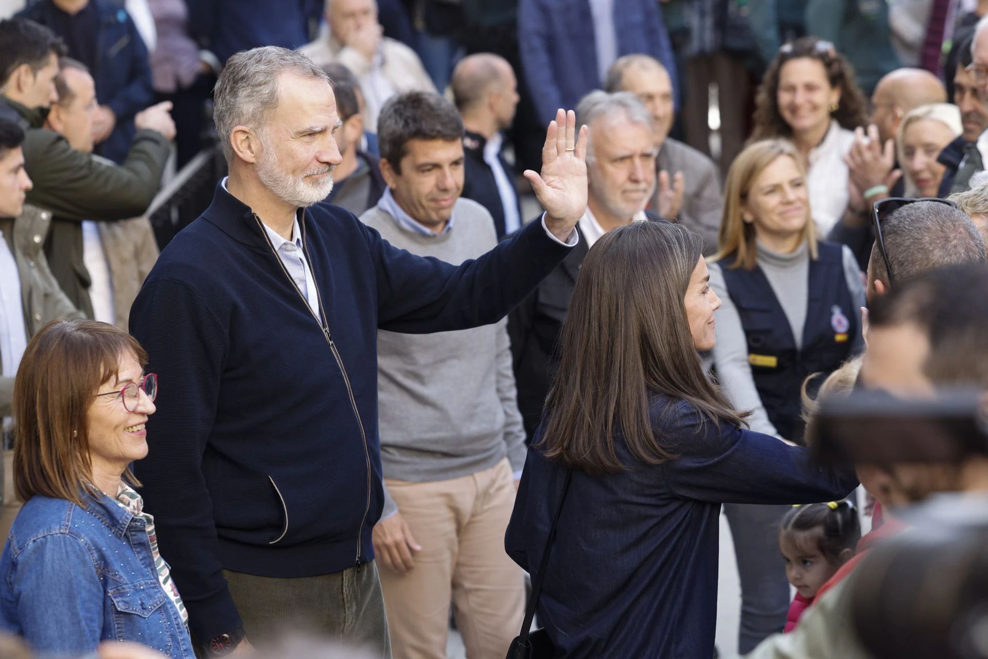 Los Reyes visitan Chiva y se reunen con los voluntarios y afectados