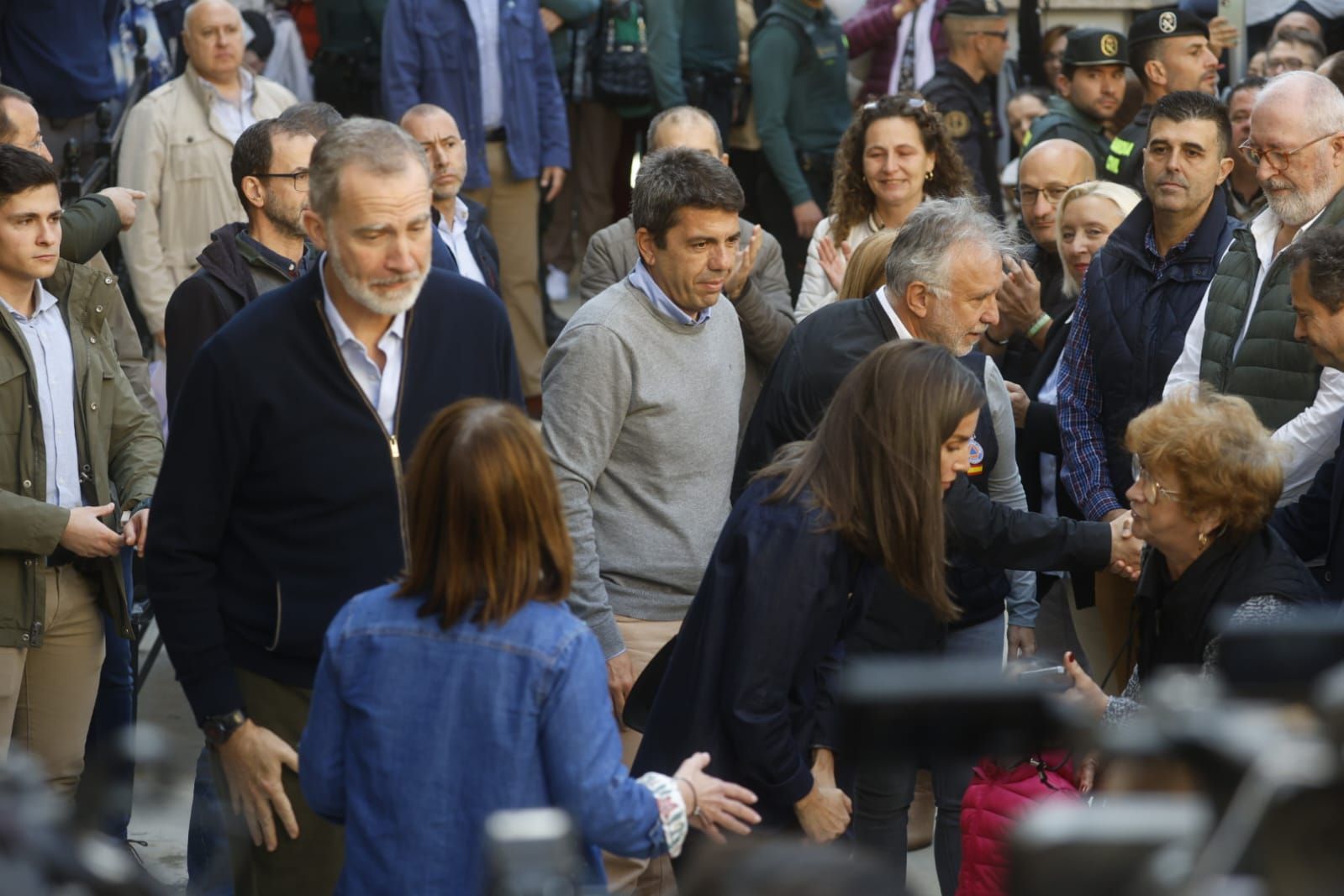 Los Reyes visitan Chiva y se reunen con los voluntarios y afectados