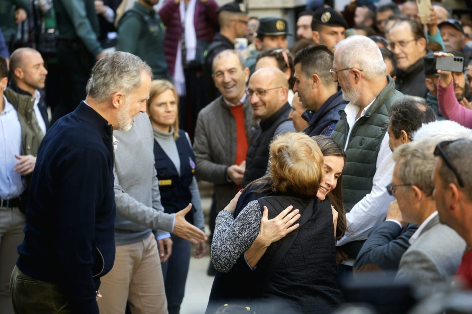 Los Reyes visitan Chiva y se reunen con los voluntarios y afectados