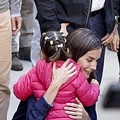 La reina Letizia abraza a Candela, de tres años, en Chiva.