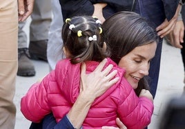 La reina Letizia abraza a Candela, de tres años, en Chiva.