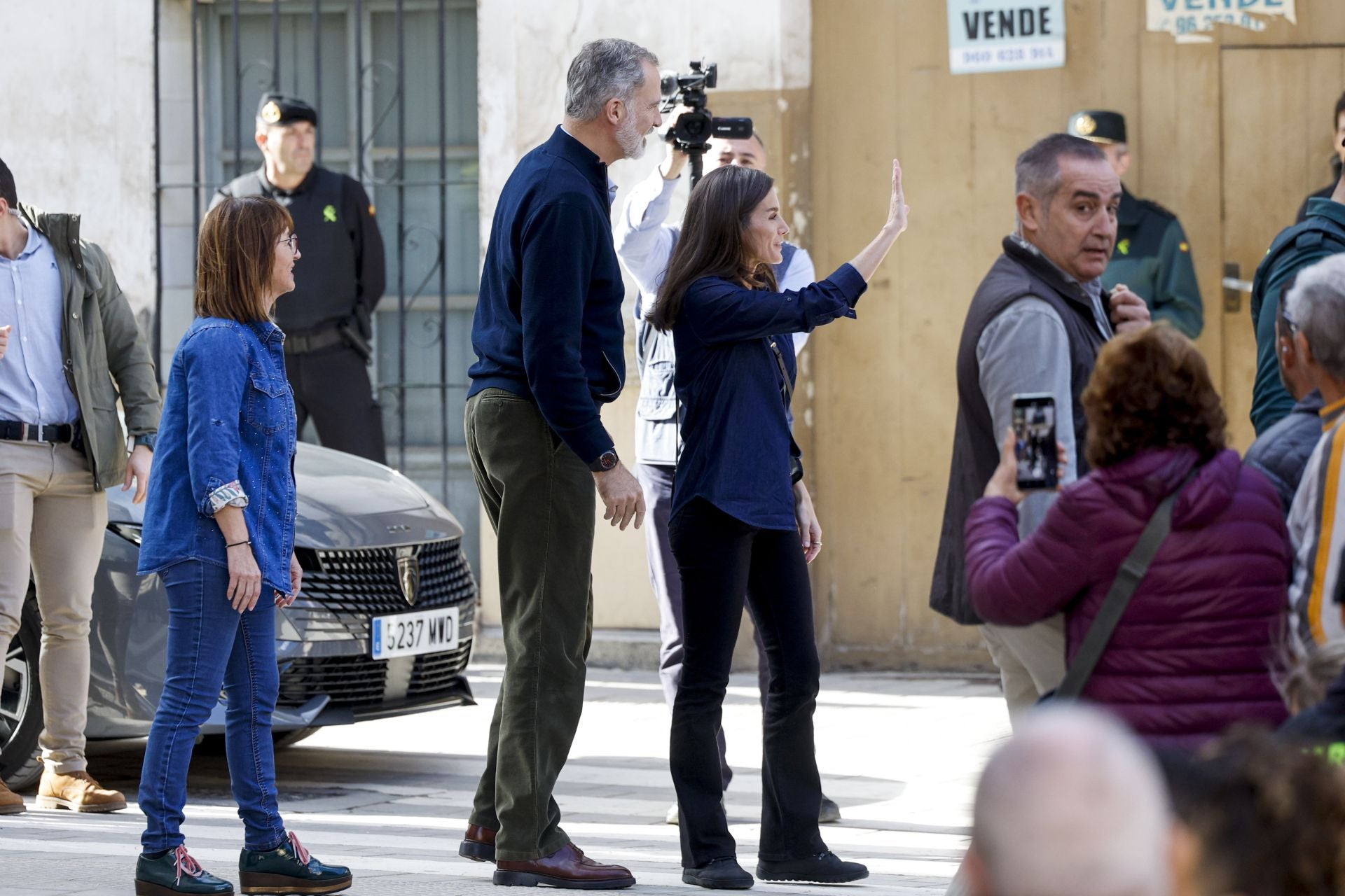 Los Reyes visitan Chiva y se reunen con los voluntarios y afectados