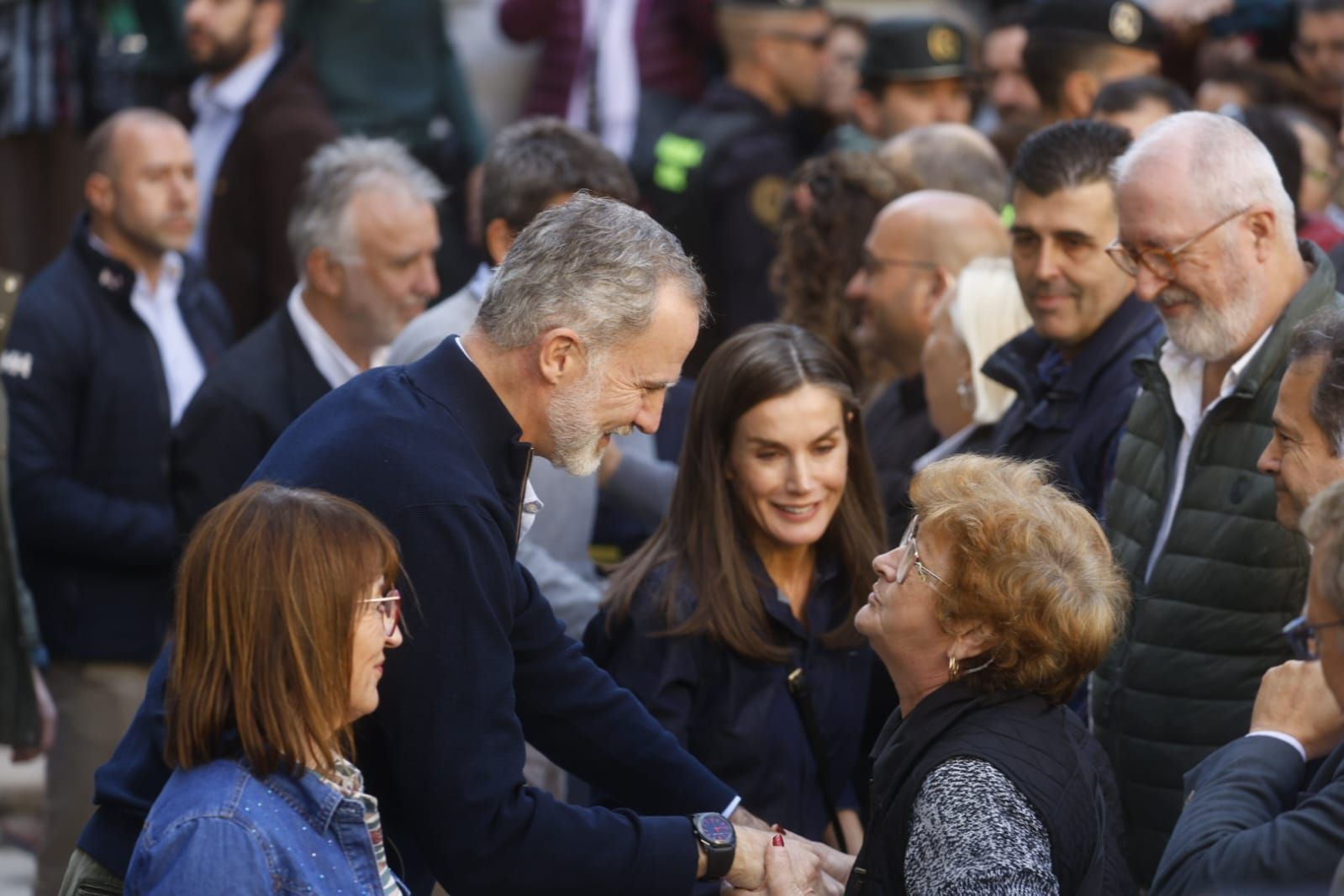 Los Reyes visitan Chiva y se reunen con los voluntarios y afectados