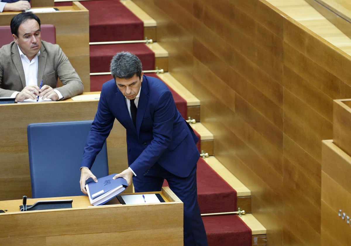 Carlos Mazón, antes de intervenir el viernes ante el pleno de Les Corts.