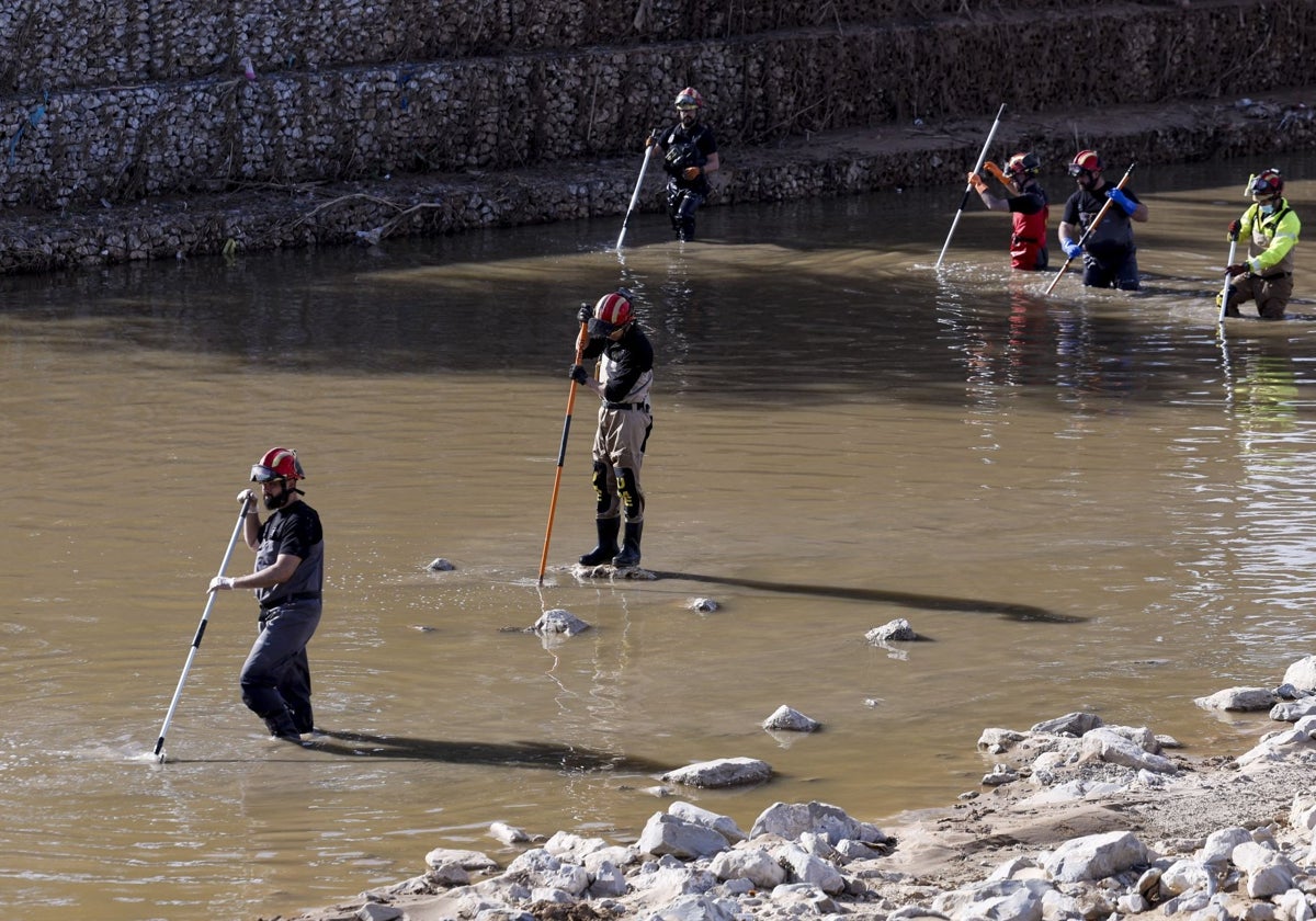 Trabajos de búsqueda en el barranco del Poyo, a la altura de Catarroja.