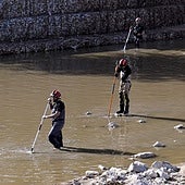 Trabajos de búsqueda en el barranco del Poyo, a la altura de Catarroja.