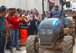 Pablo, uno de los tractoristas de Chiva, vitoreado por su pueblo.