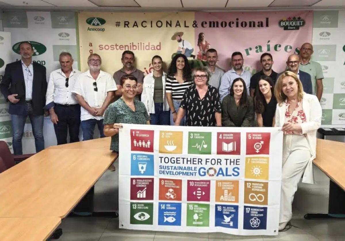 Los participantes en la reunión de evaluación.