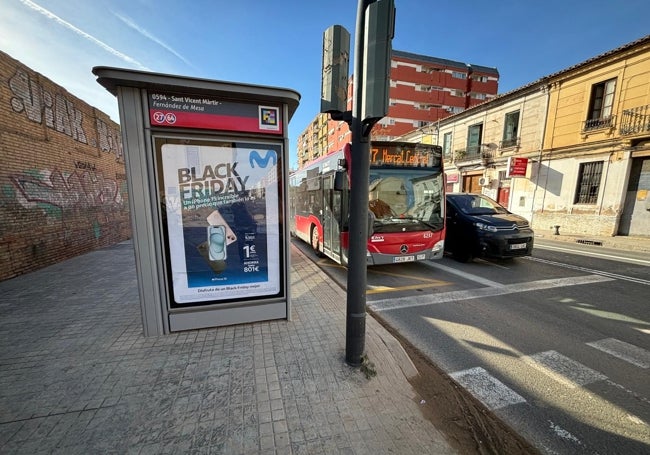 Carril señalizado para el transporte público en varios tramos de la calle San Vicente Mártir de Valencia.