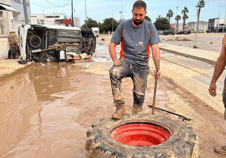 Cambio de rueda de tractor, en neumáticos La Roda de Massanassa.