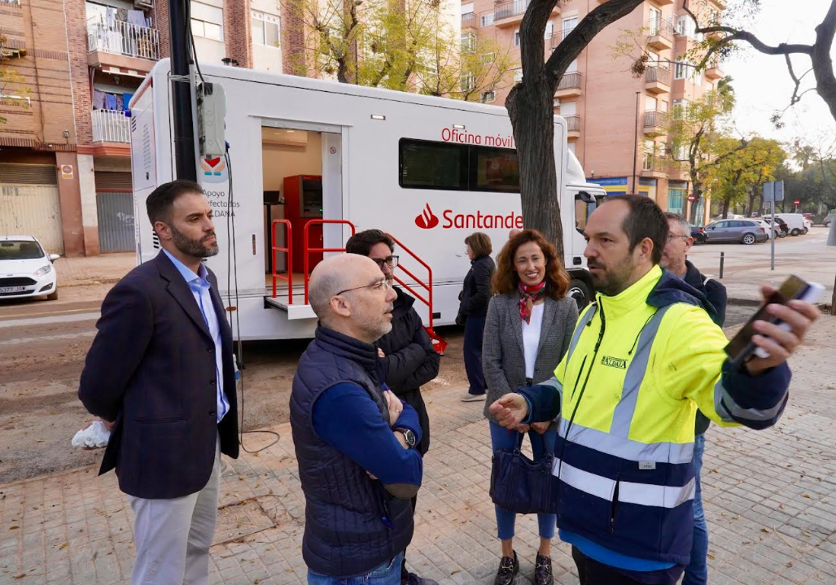 Banco Santander instala oficinas móviles para prestar servicio en las zonas más afectadas por la DANA