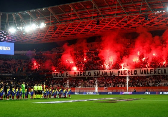 Aficionados del Niza, mostrando una pancarta en apoyo a Valencia, en un partido con el Twente.