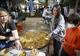 Una voluntaria de World Central Kitchen sirve paella en Picanya.