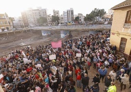 Concentración de AMPAS en Paiporta para reclamar la adecuación de los centros para su reapertura.