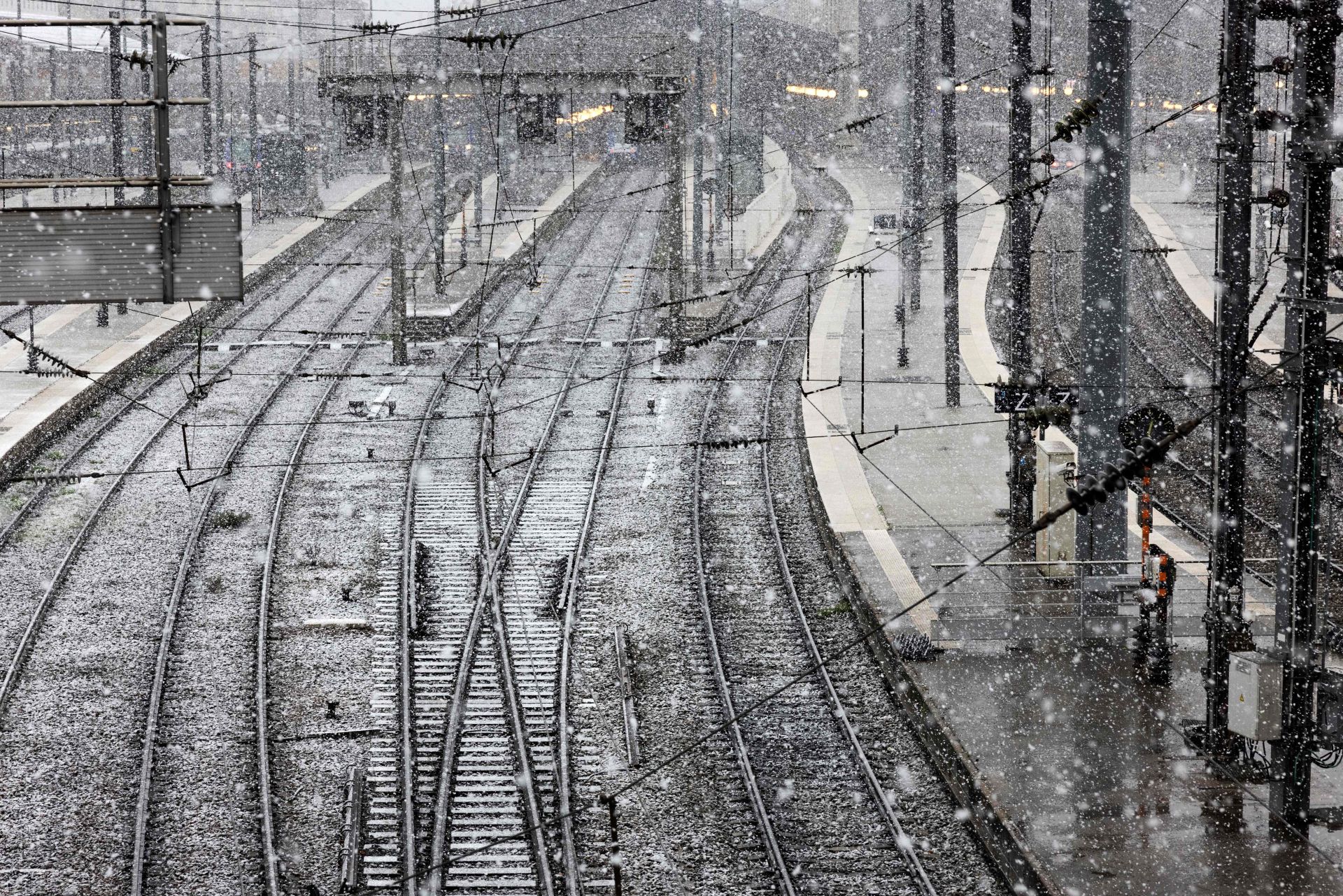 La nieve hace más bonita París: así está Notre Dame bajo un manto blanco