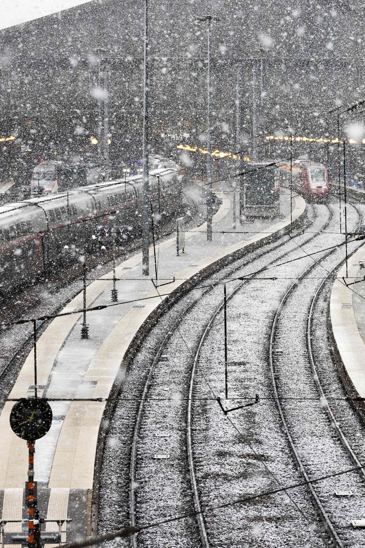 La nieve hace más bonita París: así está Notre Dame bajo un manto blanco