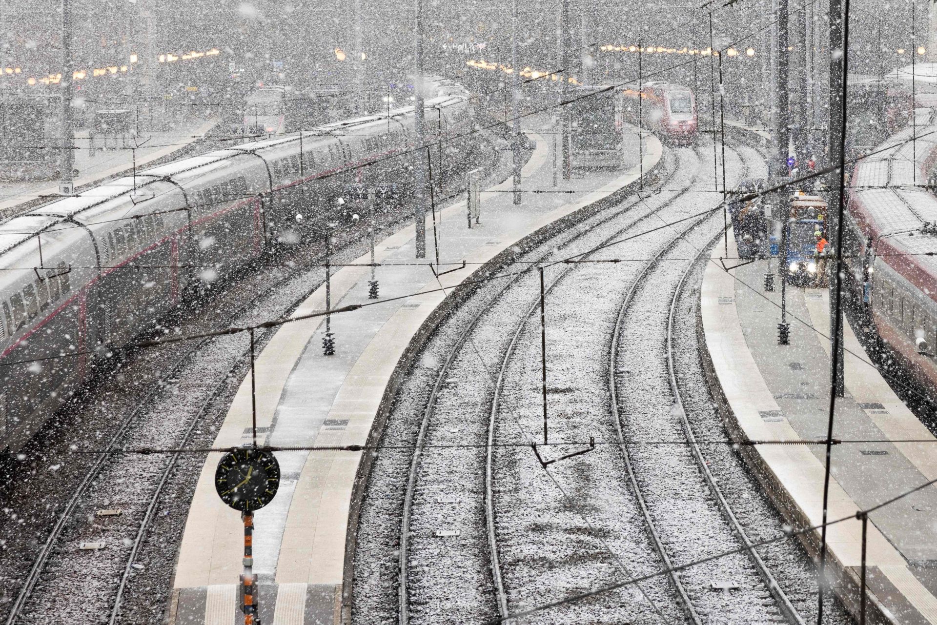 La nieve hace más bonita París: así está Notre Dame bajo un manto blanco