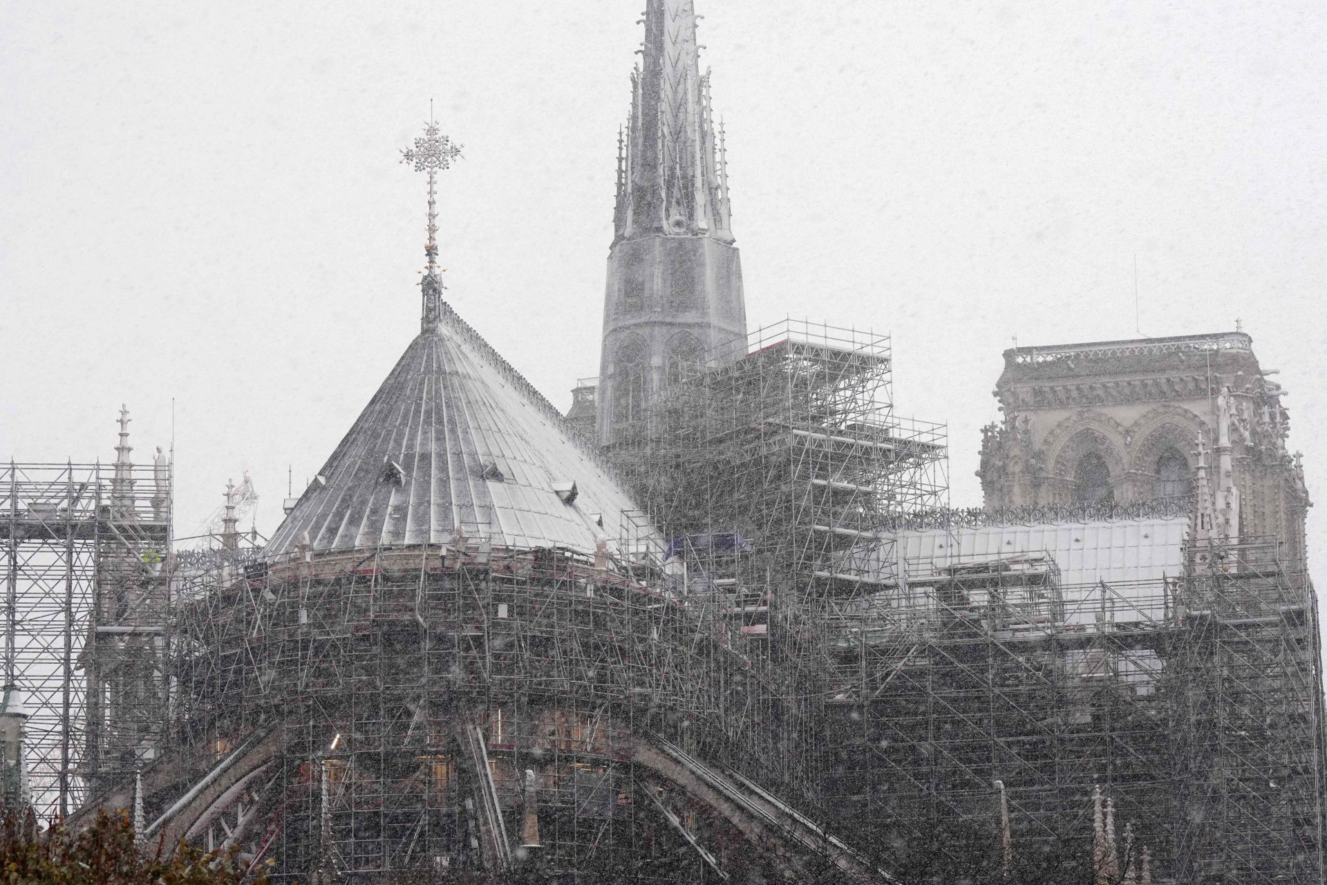 La nieve hace más bonita París: así está Notre Dame bajo un manto blanco