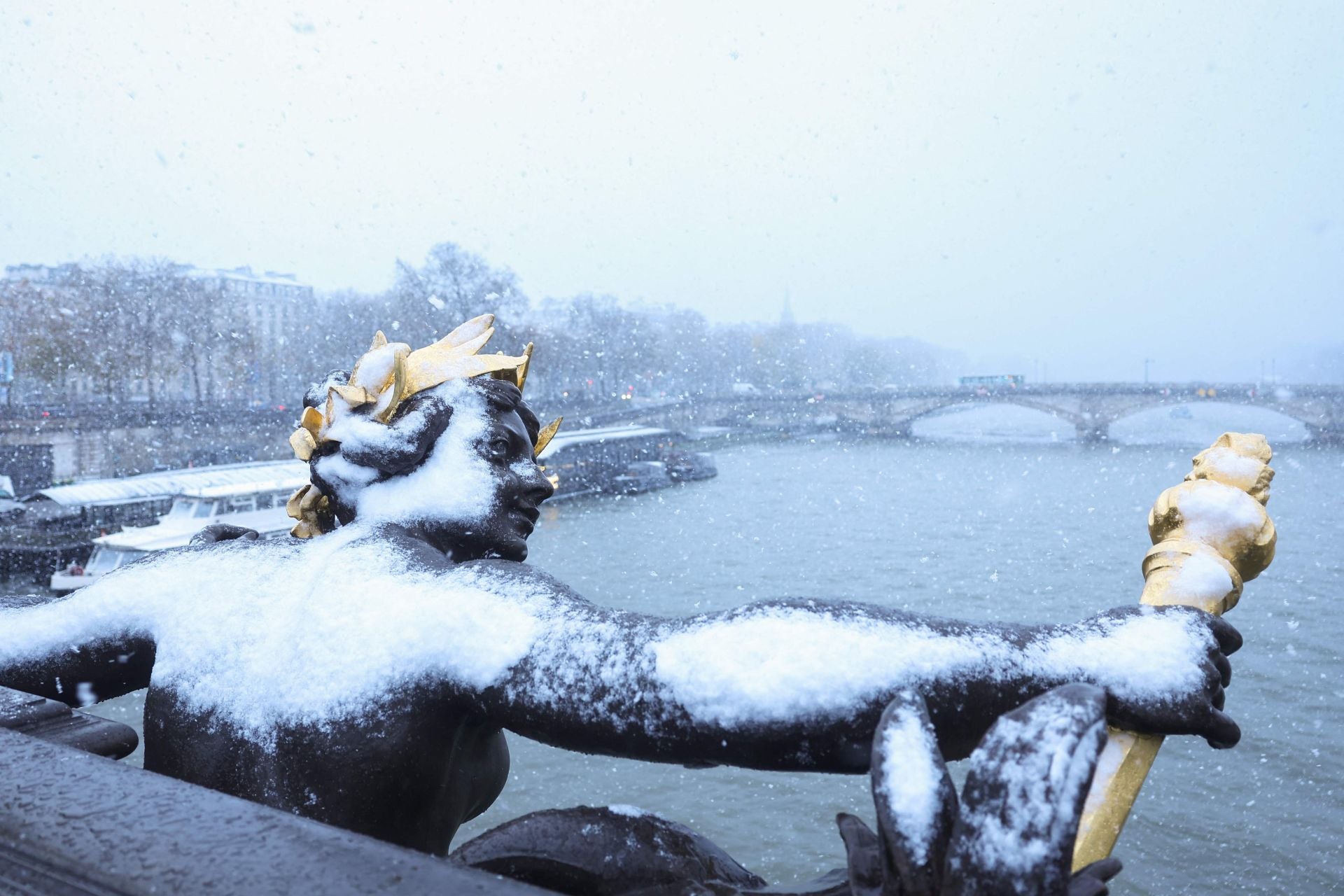 La nieve hace más bonita París: así está Notre Dame bajo un manto blanco