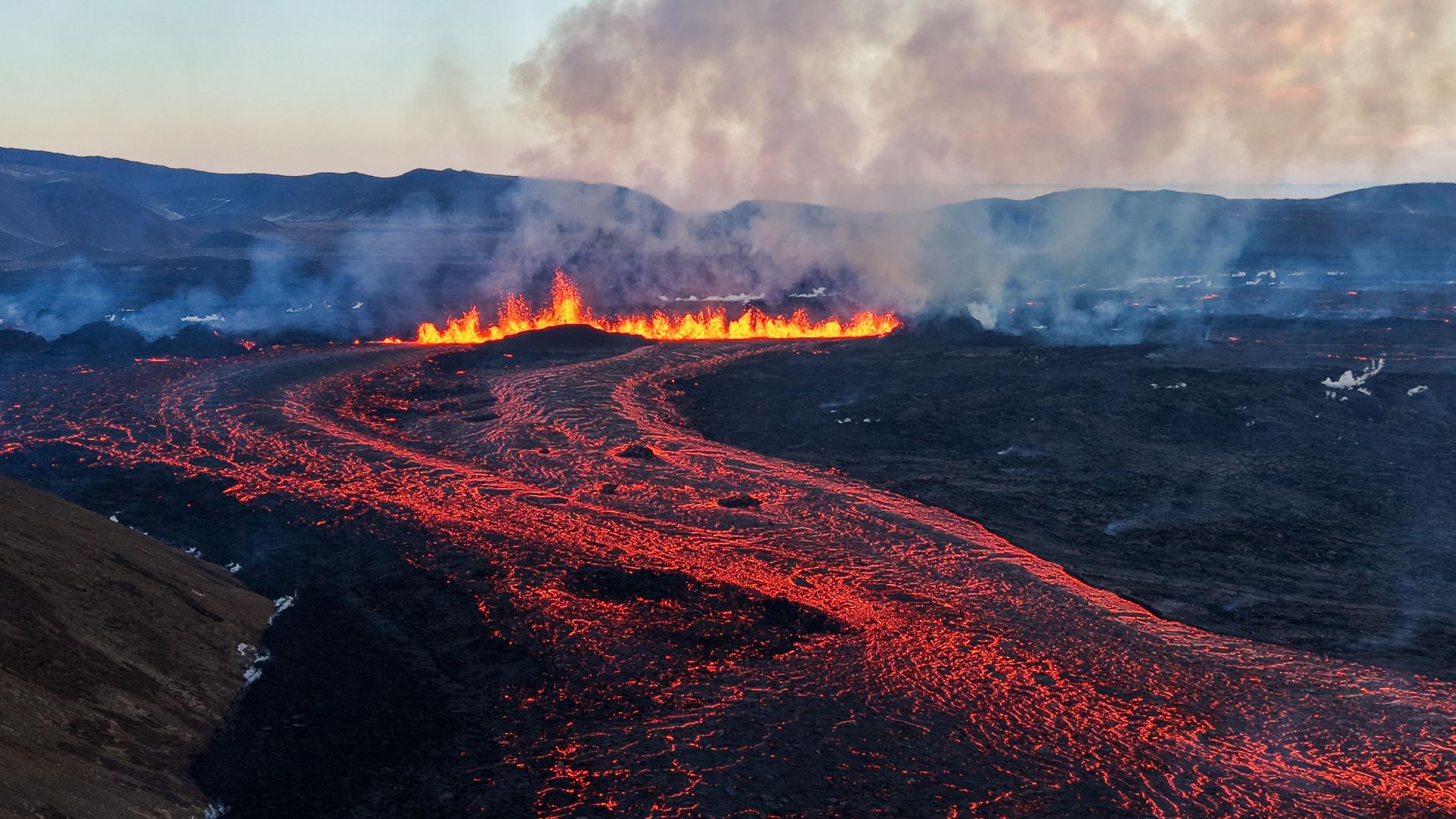 La furia de un volcán en Islandia obliga a evacuar Grindavik