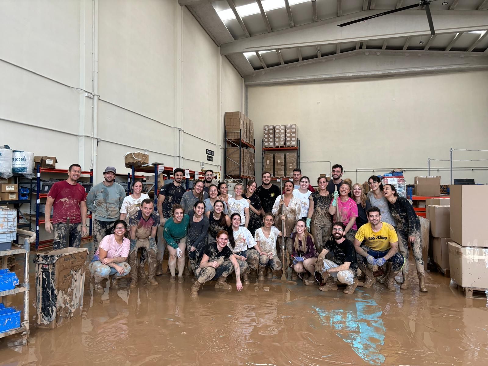 Equipo de Singularu, limpiando el almacén de Picanya, que se llenó de barro.