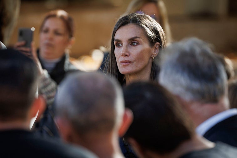 La reina Letizia luce pendientes de Singularu durante la visita de este martes a la localidad valenciana de Utiel.