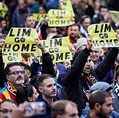 Varios aficionados del Valencia protestan contra la gestión de Lim.