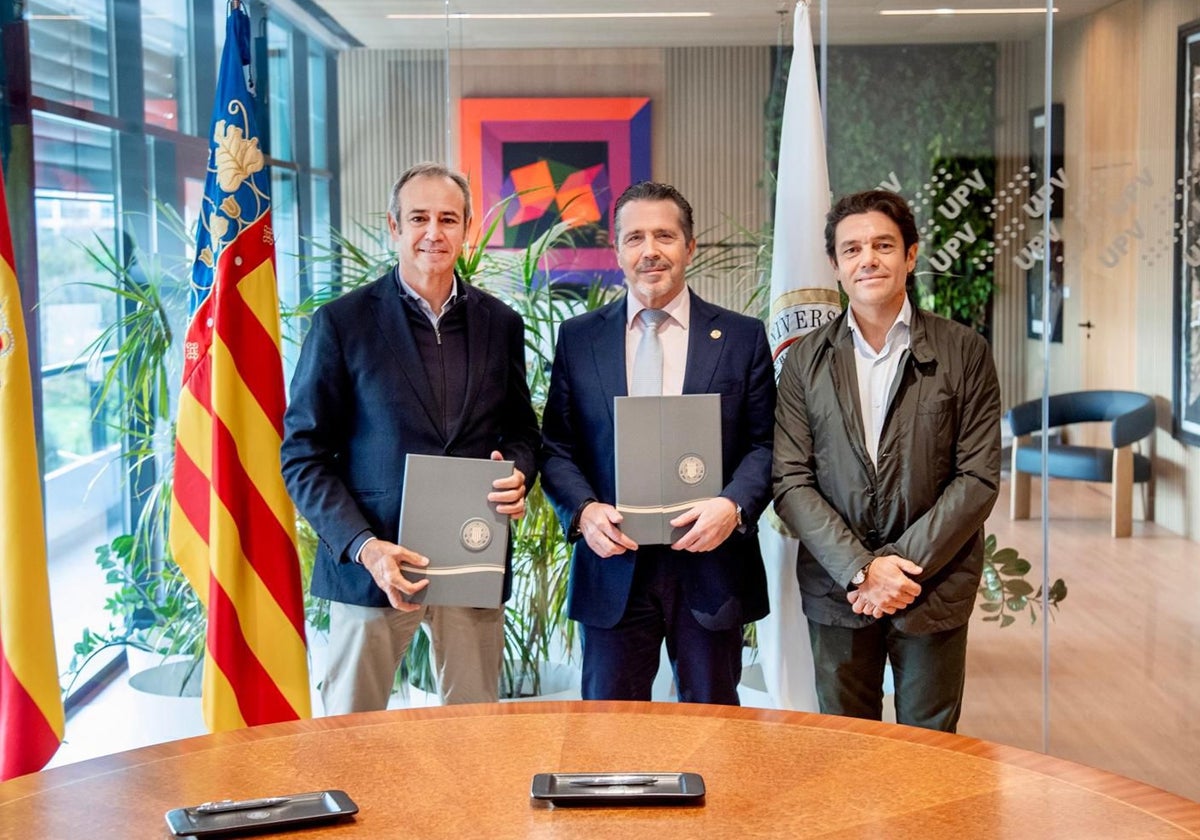 Dionisio García, José Capilla y Carlos Mundina, tras la firma del convenio.