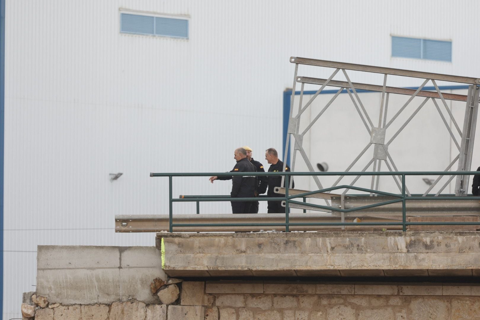 FOTOS | El Ejército inicia con turnos de doce horas el montaje del puente para conectar Cheste con la A-3