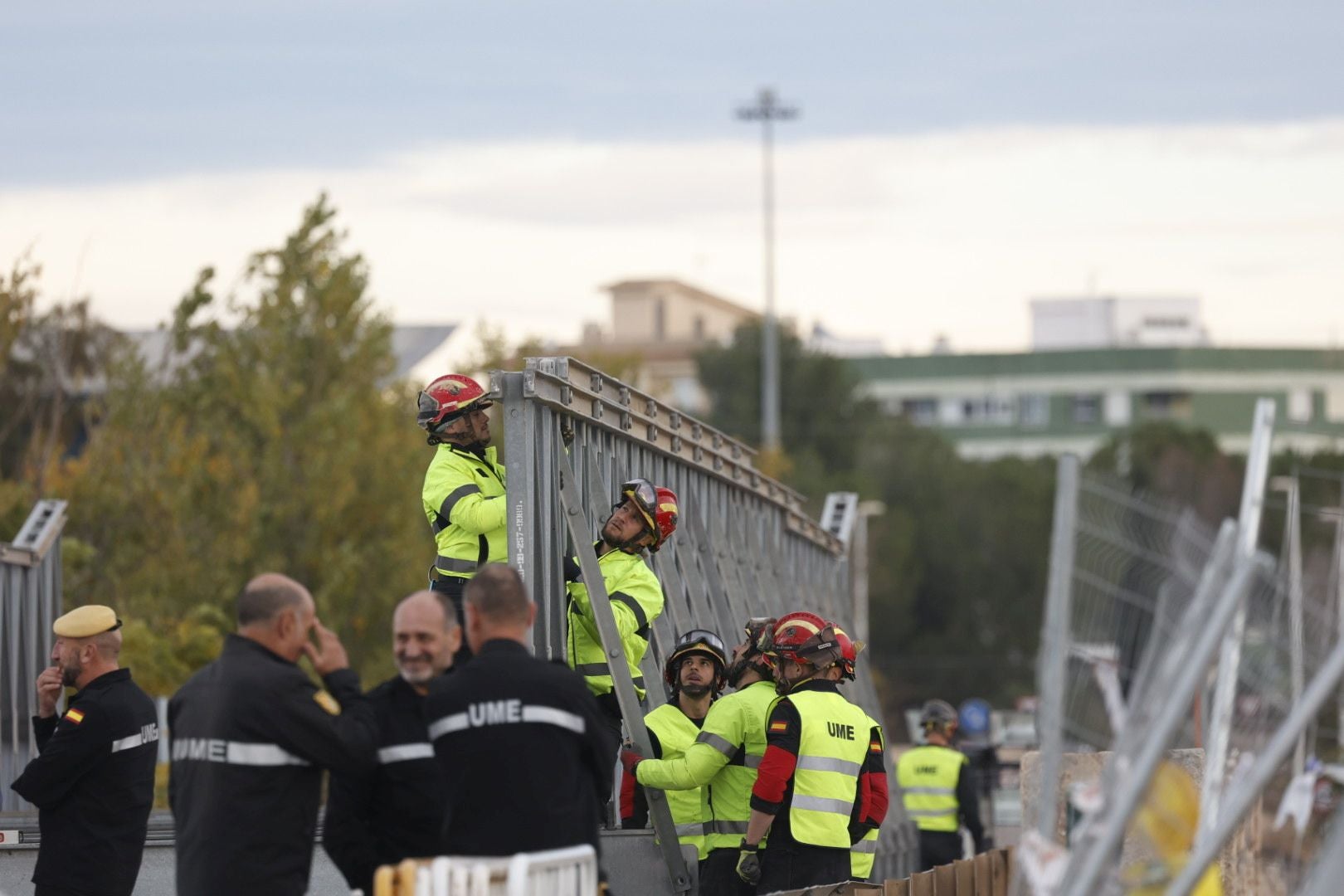 FOTOS | El Ejército inicia con turnos de doce horas el montaje del puente para conectar Cheste con la A-3