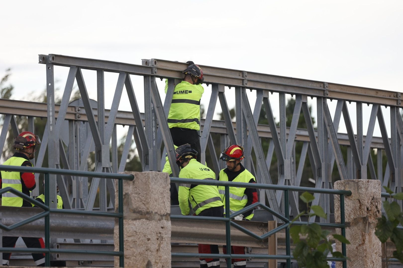 FOTOS | El Ejército inicia con turnos de doce horas el montaje del puente para conectar Cheste con la A-3