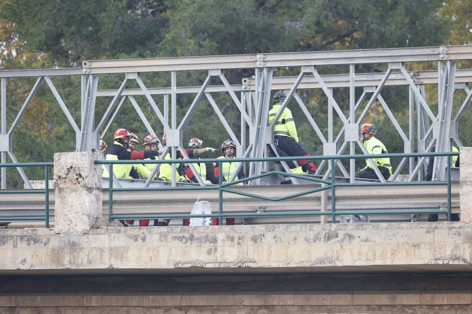 FOTOS | El Ejército inicia con turnos de doce horas el montaje del puente para conectar Cheste con la A-3