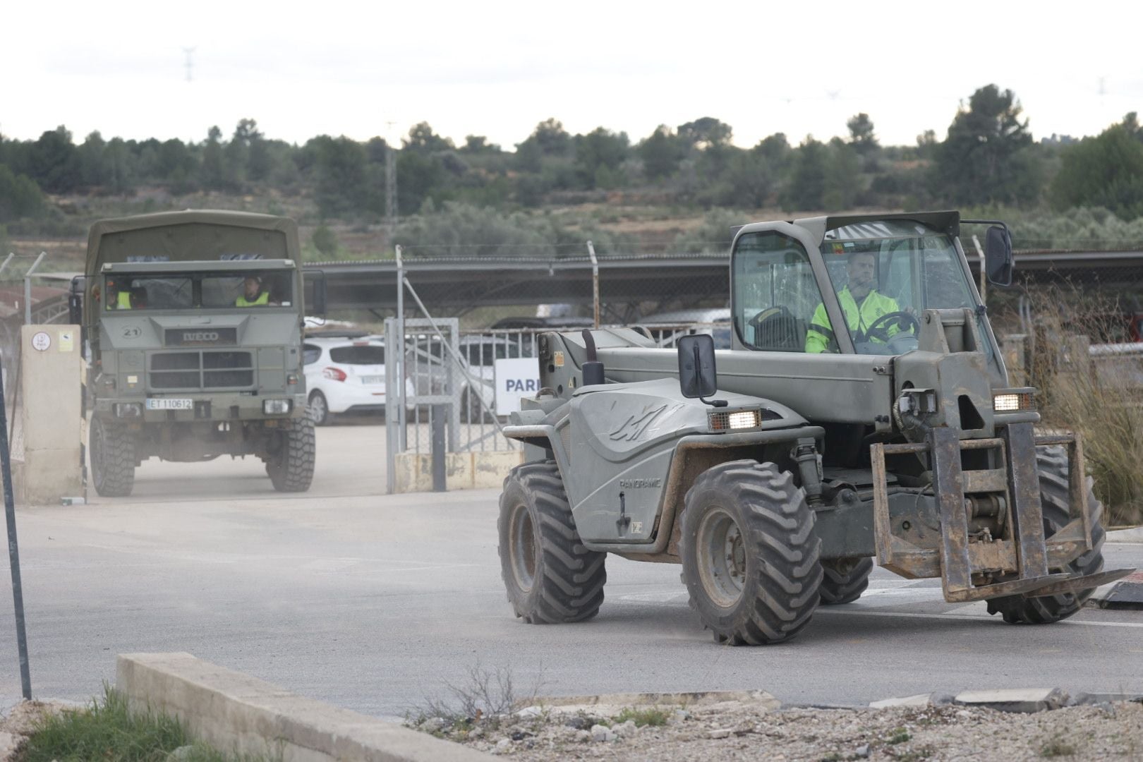 FOTOS | El Ejército inicia con turnos de doce horas el montaje del puente para conectar Cheste con la A-3