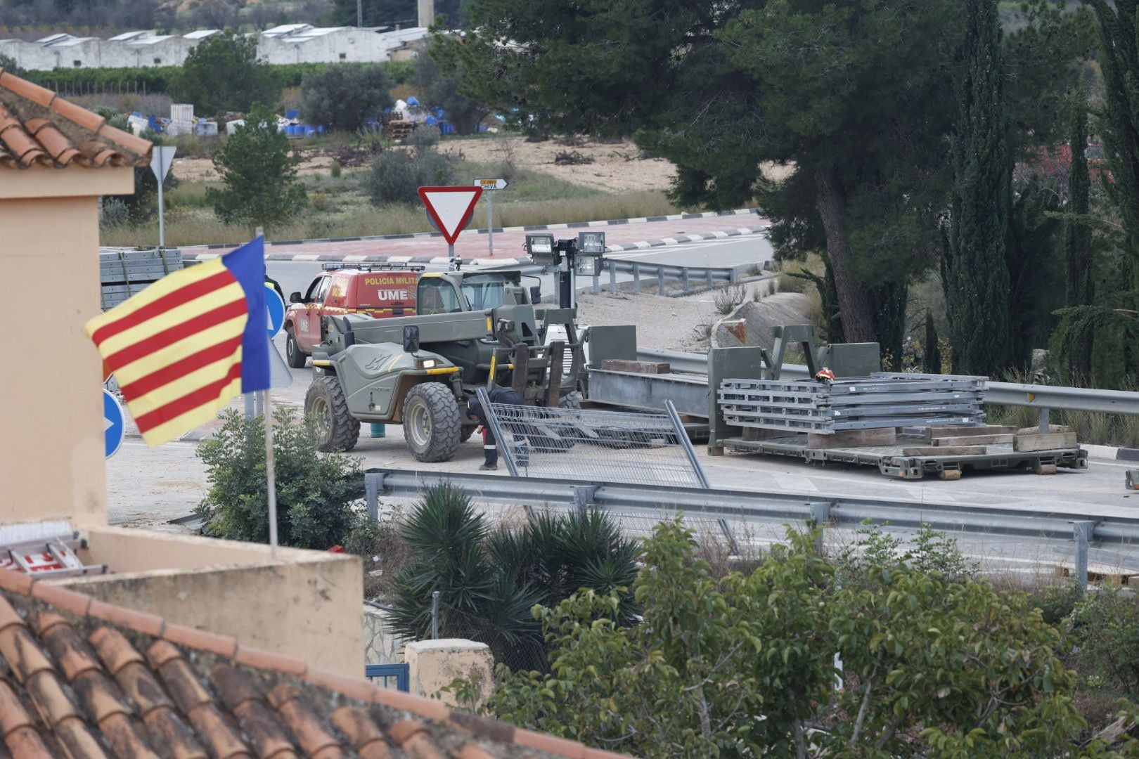 FOTOS | El Ejército inicia con turnos de doce horas el montaje del puente para conectar Cheste con la A-3