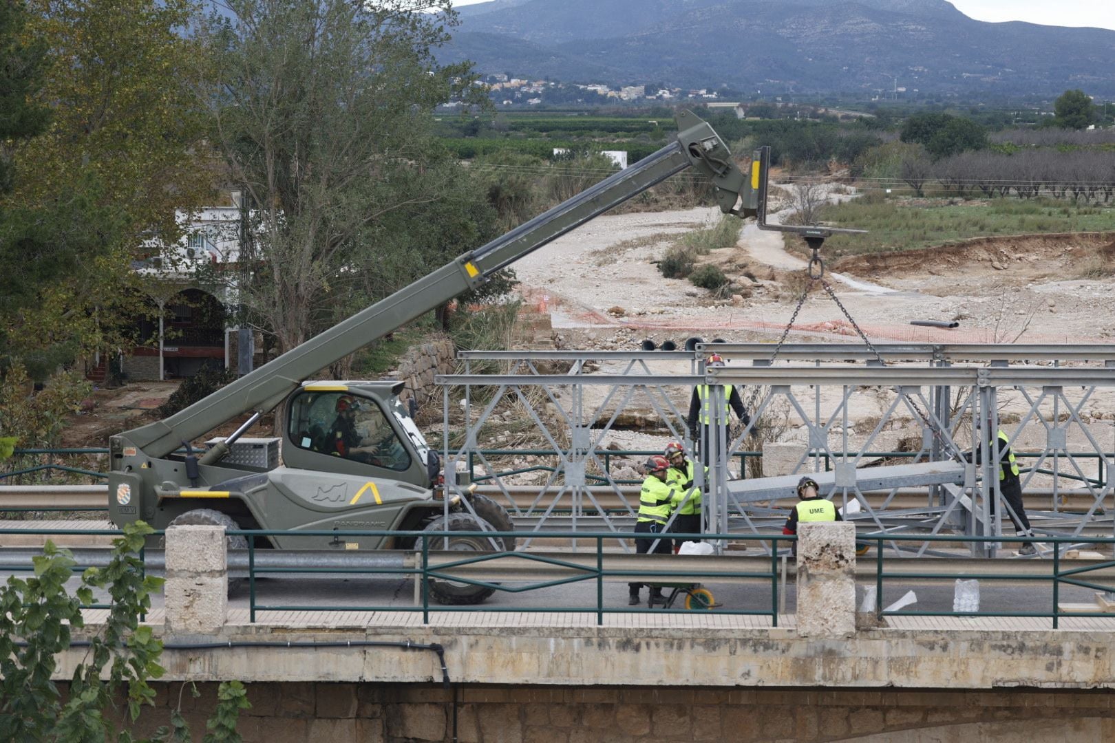 FOTOS | El Ejército inicia con turnos de doce horas el montaje del puente para conectar Cheste con la A-3