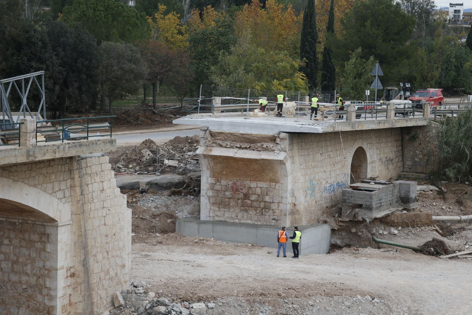 FOTOS | El Ejército inicia con turnos de doce horas el montaje del puente para conectar Cheste con la A-3