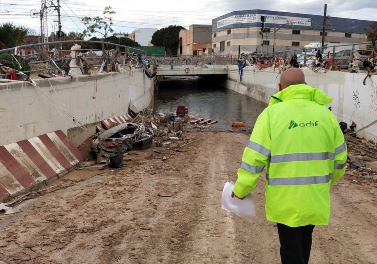 Un técnico de Adif inspecciona el paso inferior.