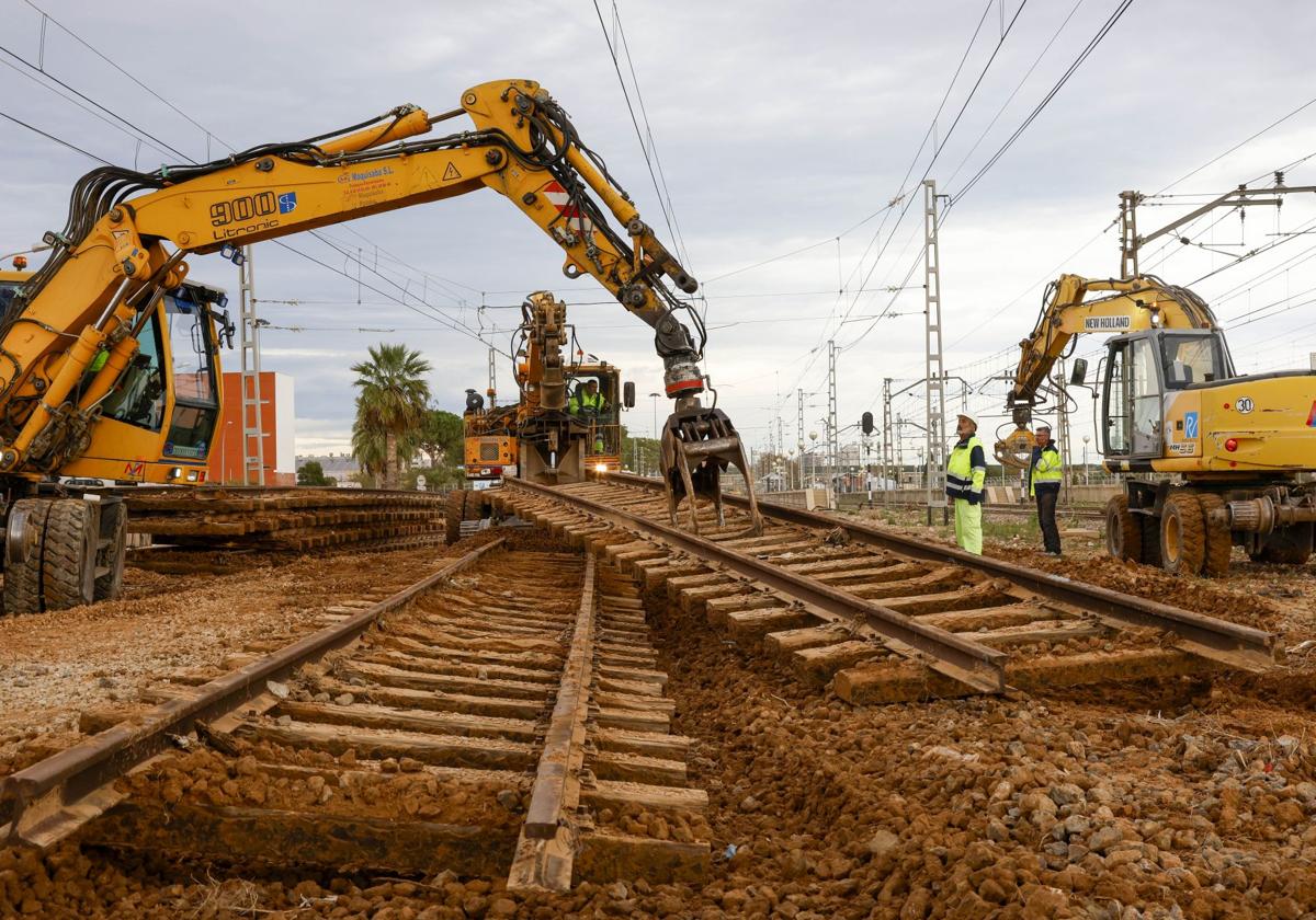 Retirada de las vías dañadas por el agua en la estación de València Sud.