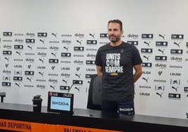 Rubén Baraja posa con la camiseta del Valencia en apoyo a las víctimas y afectados por la DANA.