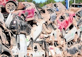 Coches apilados en Catarroja.