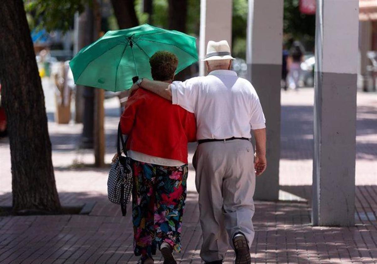 Una pareja de jubilados en una imagen de archivo.