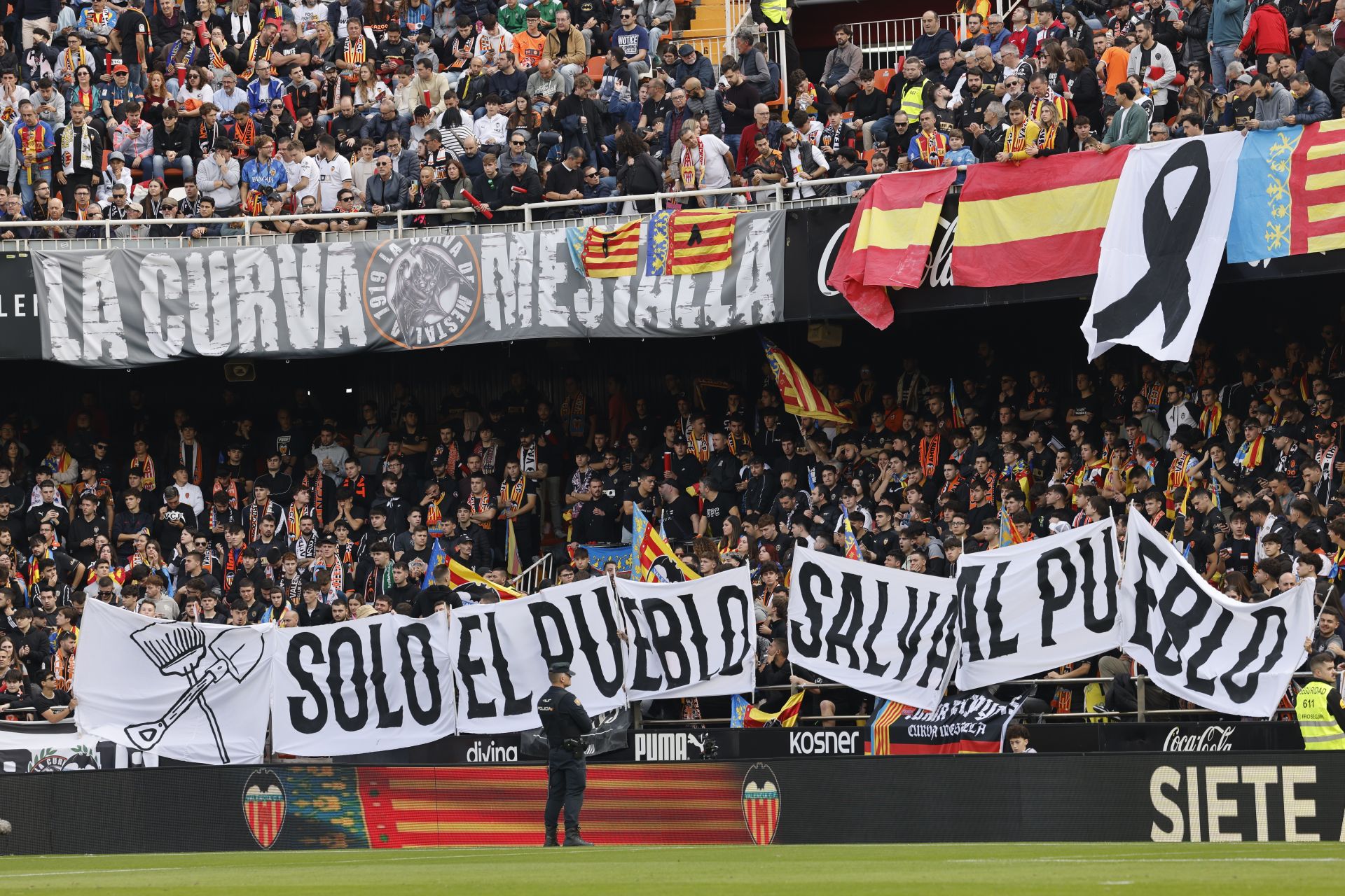 Fotos del homenaje en Mestalla a las víctimas de la DANA