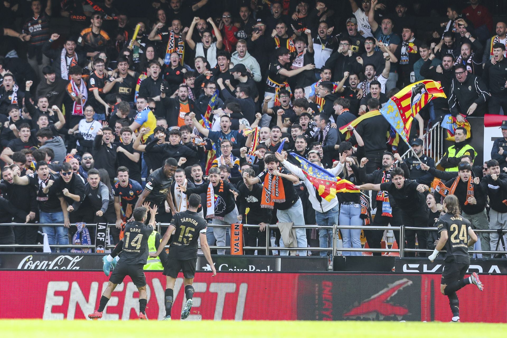 Fotos del homenaje en Mestalla a las víctimas de la DANA