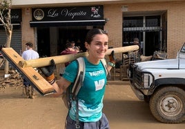 Alejandra, que correrá el Maratón Valencia, también pelea contra el fango de la DANA.